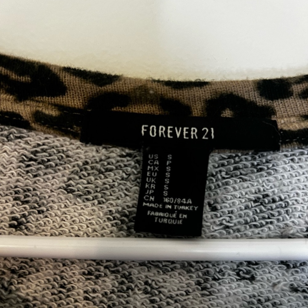 2/$15 Forever 21 - Leopard Print Sweatshirt w Zipper Shoulder Accents Size Small - Picture 5 of 7